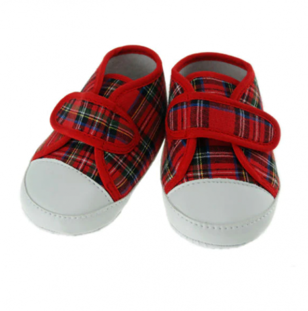 Sepatu dengan pola kotak-kotak yang menggemaskan